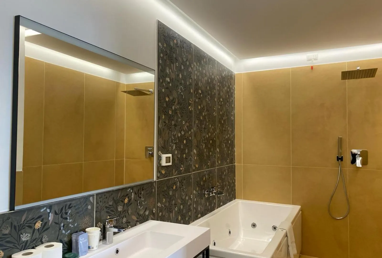 Oasi Village Hotel Milan 3*,